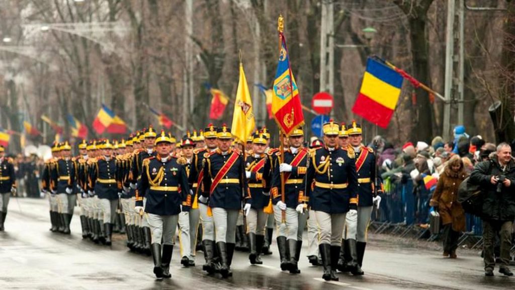 Parada de 1 Decembrie 2023 din Capitală aduce în prim-plan un spectacol impresionant dedicat Zilei Naționale a României. La Arcul de Triumf, peste 2.500 de militari români și străini, 45 de aeronave și circa 190 de mijloace tehnice vor defila, simbolizând mândria națională și solidaritatea internațională. Evenimentul include și o expoziție de tehnică militară, deschisă publicului, și reprezintă un omagiu adus eroilor națiunii și cooperării internaționale.