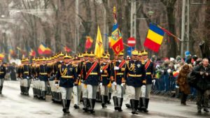 Parada de 1 Decembrie 2023 din Capitală aduce în prim-plan un spectacol impresionant dedicat Zilei Naționale a României. La Arcul de Triumf, peste 2.500 de militari români și străini, 45 de aeronave și circa 190 de mijloace tehnice vor defila, simbolizând mândria națională și solidaritatea internațională. Evenimentul include și o expoziție de tehnică militară, deschisă publicului, și reprezintă un omagiu adus eroilor națiunii și cooperării internaționale.