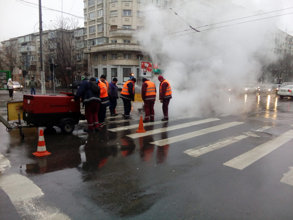 Blocuri din București rămân fără apă caldă și căldură din cauza lucrărilor CMTEB. Află zonele afectate și detalii despre intervenții.